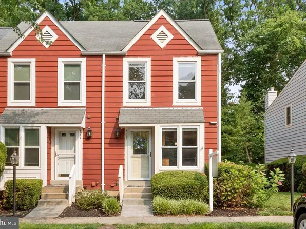 2072 Whisperwood Glen Ln, Reston, VA 20191