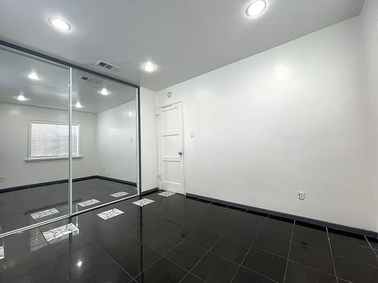 8824 Tyrone Ave — Photo 9
