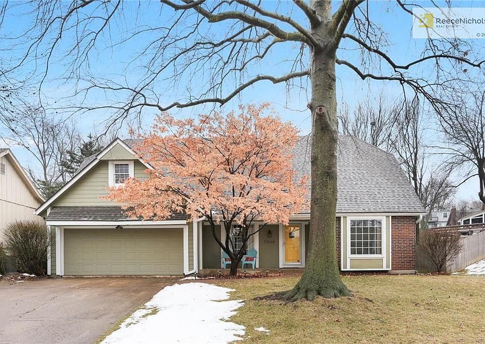 Great curb appeal with a 1 year old roof