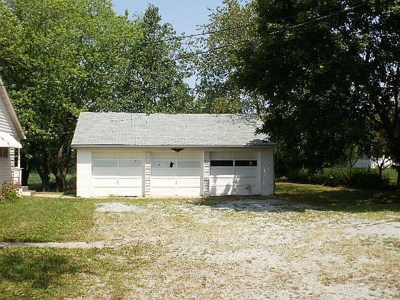 Huge 3 Car Detached Garage with 1320 Sq Ft of Space