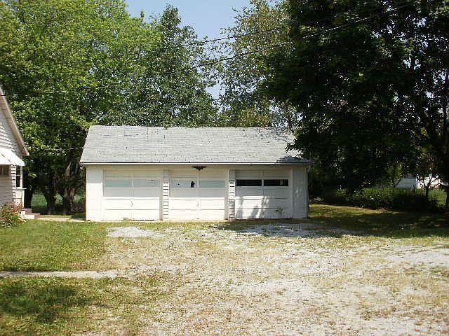 Huge 3 Car Detached Garage with 1320 Sq Ft of Space