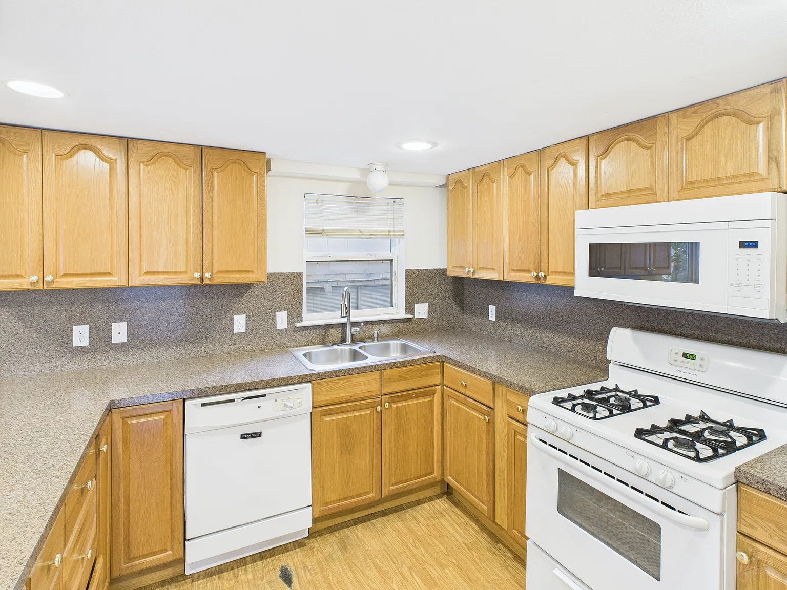 3 bed, 1500 sqft, $3,700 — Photo 2