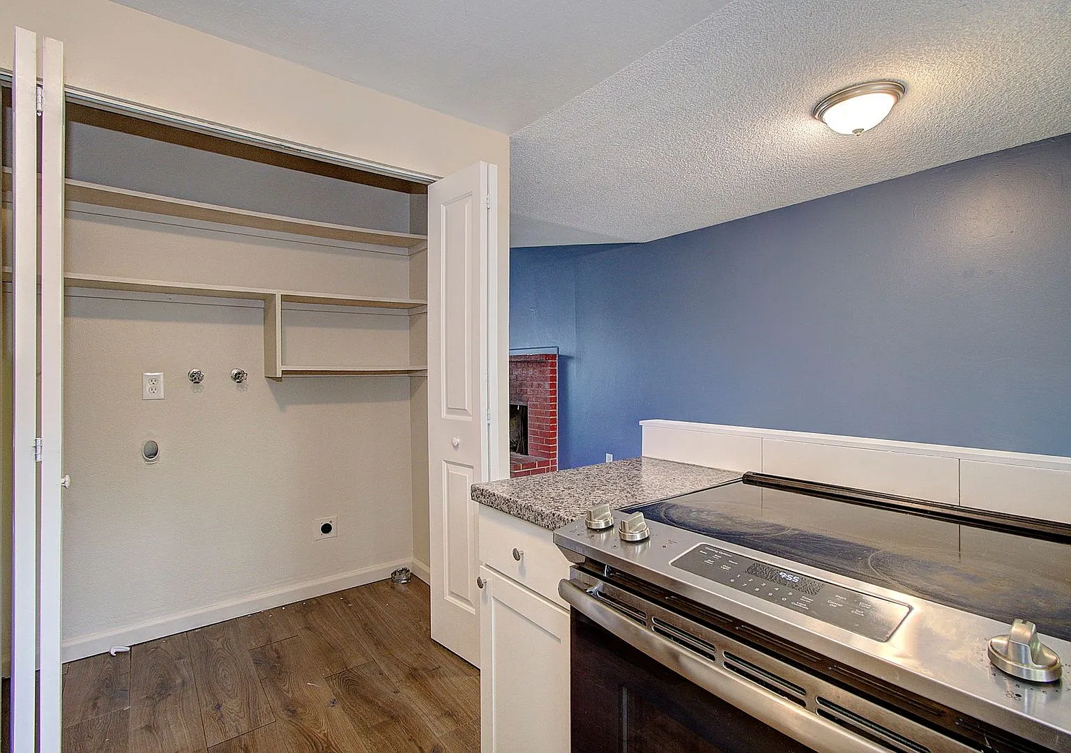 Available Now - Cute Two Bedroom Flat At The Primrose Community Close To Downtown Vancouver — Photo 1