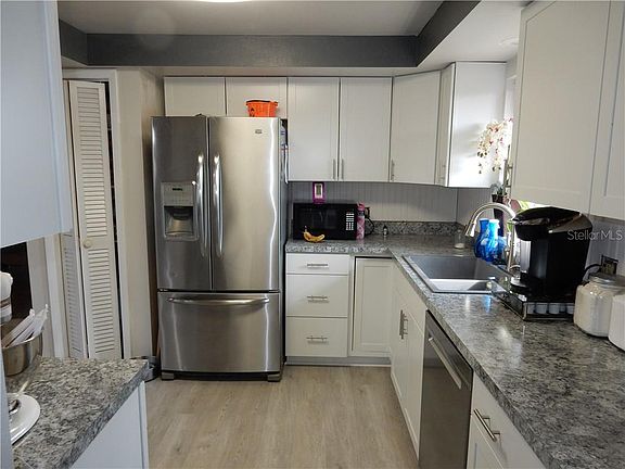 5th image of 860 Roseway Ter