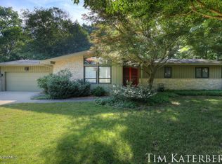 7330 Crestwood Ave, Jenison, MI 49428