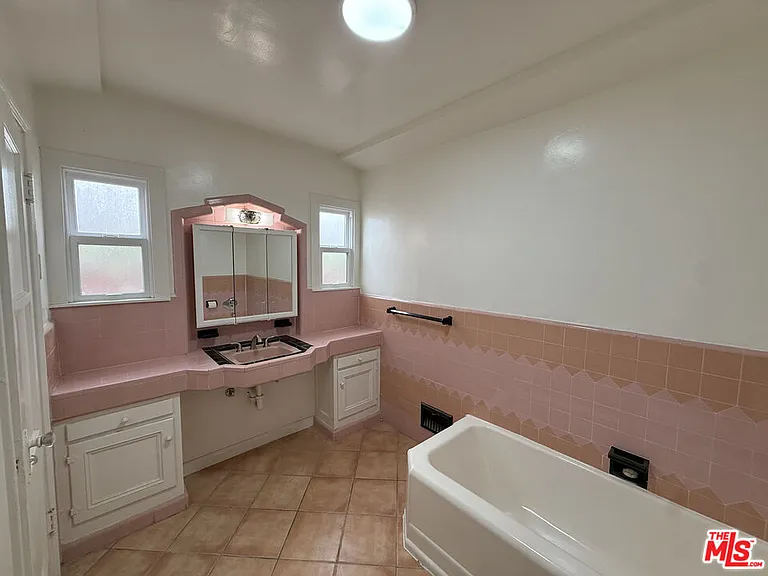 211 S Arnaz Dr #LOWER — Photo 17