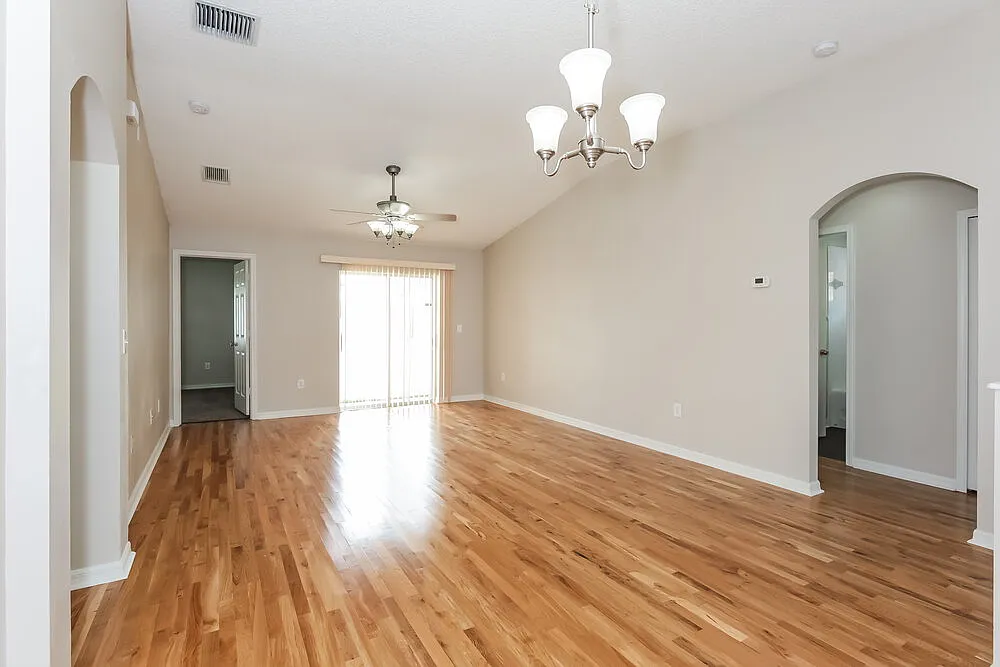 3 bed, 2.0 bath, 1290 sqft, $2,160 — Photo 4