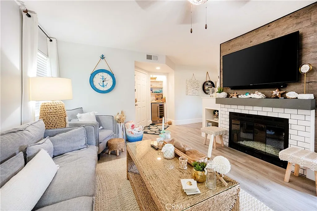 2 bed, 1130 sqft, $5,995 — Photo 4