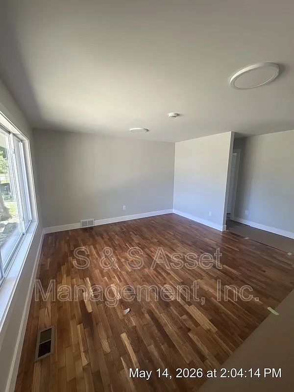 3 bed, 1.5 bath, 1127 sqft, $2,100 — Photo 2