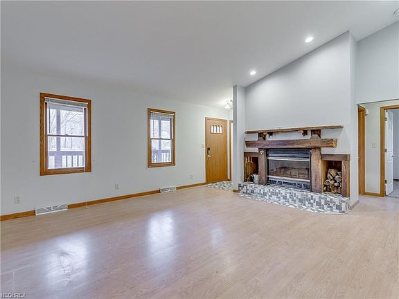 3rd image of 908 Newton St