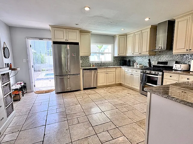2905 W Bay Court Ave — Photo 6
