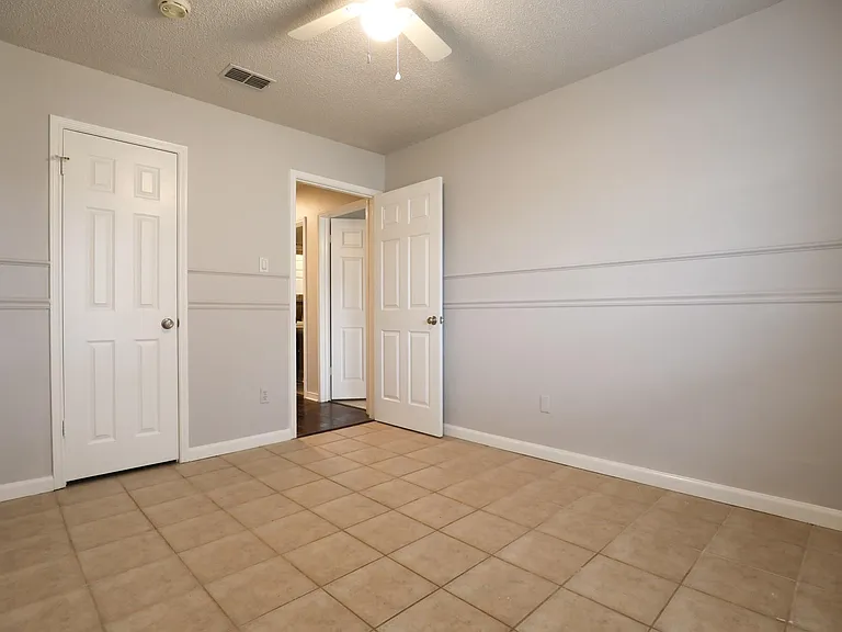 1816 Chatham Dr — Photo 17