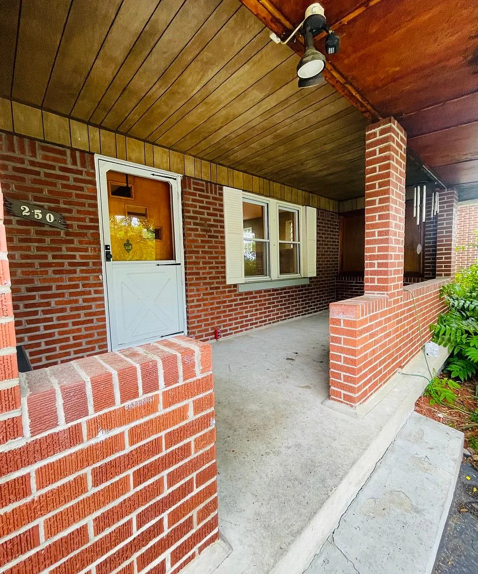 3 bed, 1.5 bath, 1373 sqft, $1,600 — Photo 1
