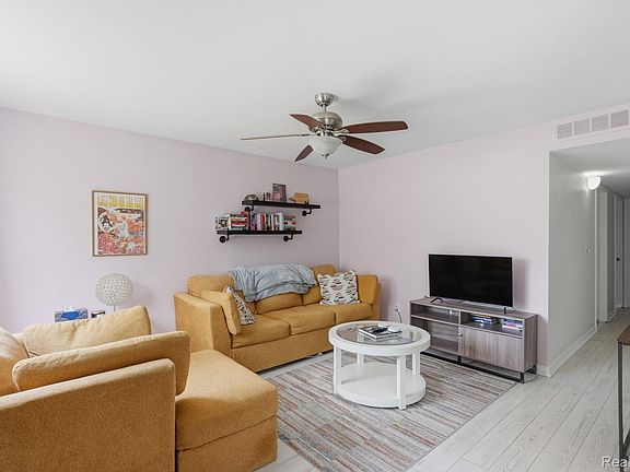 4th image of 733 Camden St