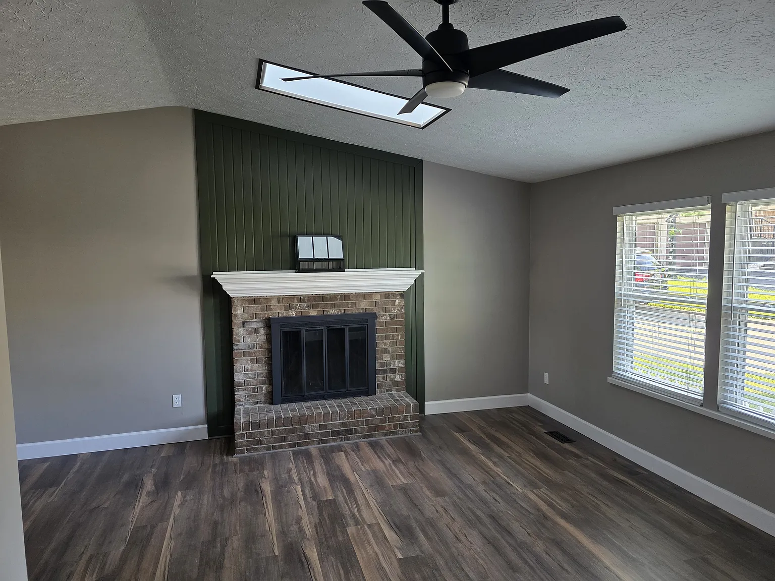 3 bed, 1.5 bath, 1008 sqft, $2,400 — Photo 3