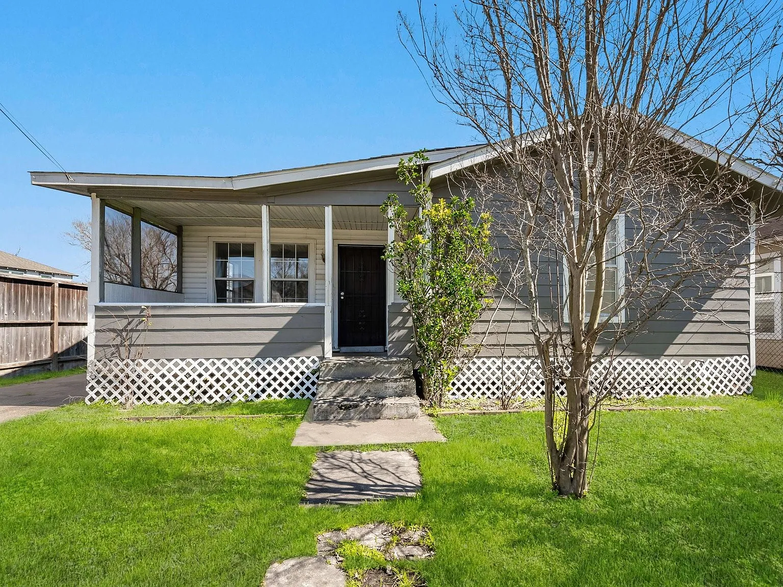 3 bed, 1.0 bath, 983 sqft, $1,200 — Photo 1