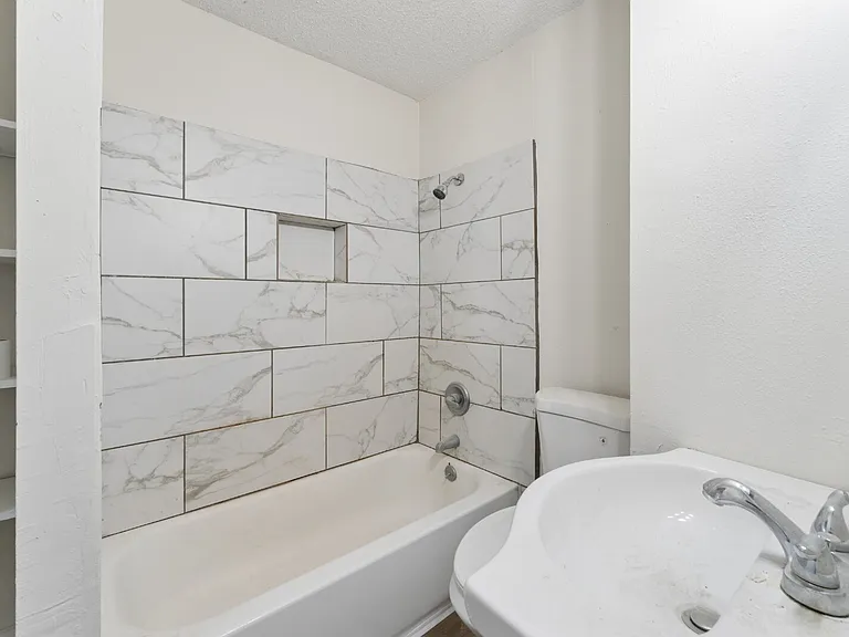1049 Calvin St — Photo 21