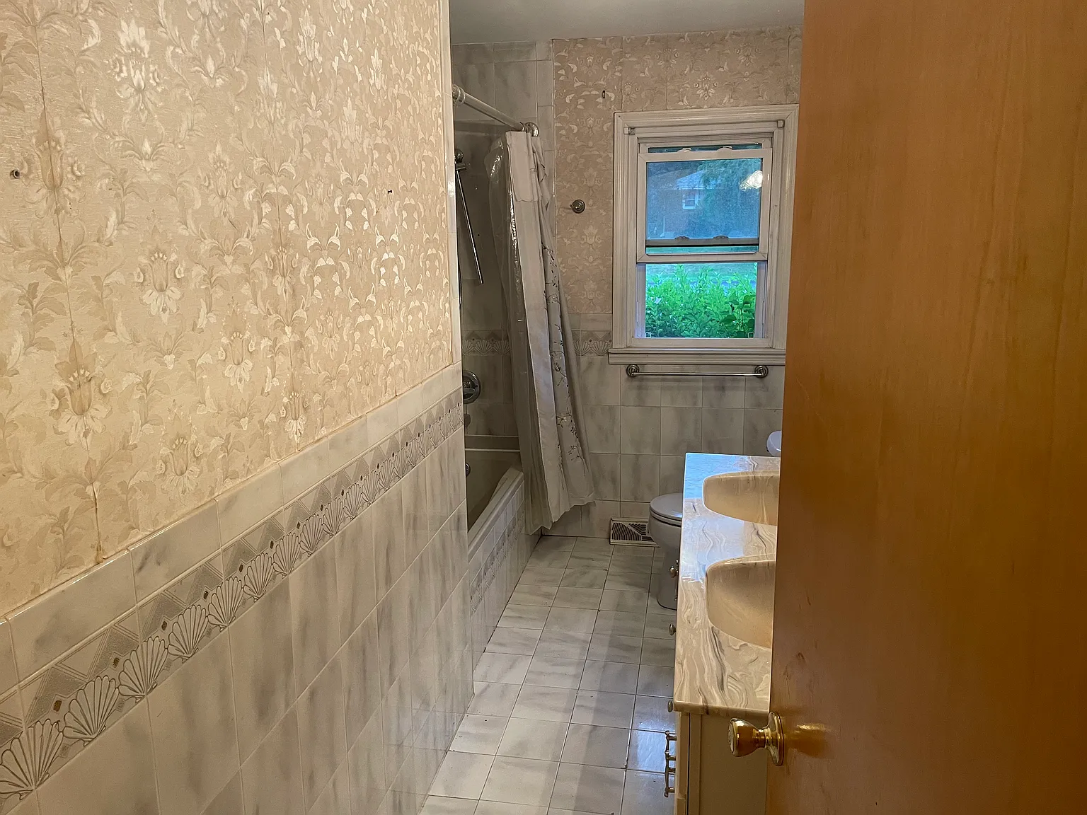3 bed, 1200 sqft, $2,400 — Photo 2