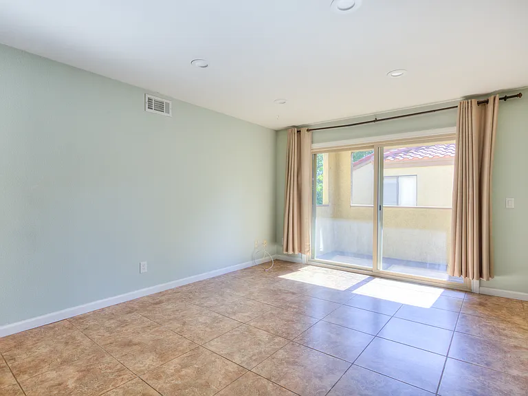 1116 W Blaine St #203 — Photo 7