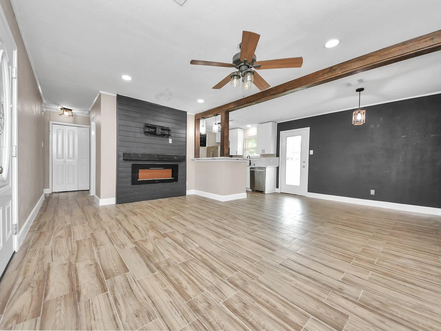 3 bed, 2.0 bath, 1167 sqft, $1,800 — Photo 3