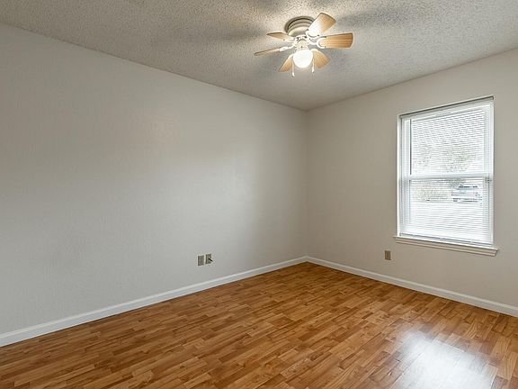 5th image of 112 E Hogan Dr