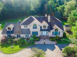 4 Sunflower Ct, Dix Hills, NY 11746