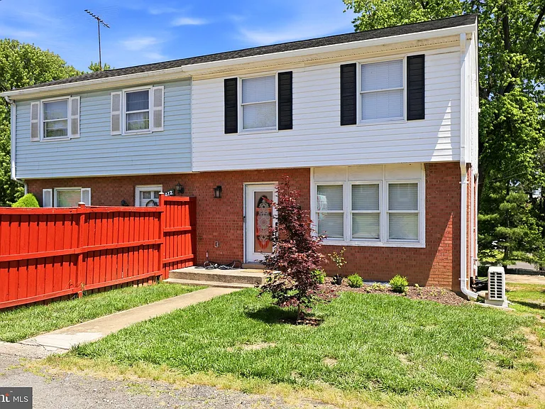 414 Madison Ct SE — Photo 1