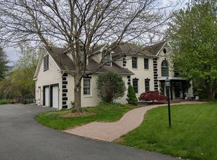 1810 Meadow Ridge Ct, Bethlehem, PA 18015