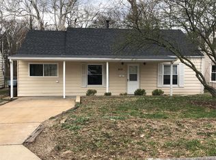 1001 Sanders Dr, Saint Louis, MO 63126