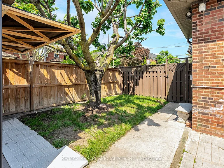 290 Westmount Ave #LOWER — Photo 22