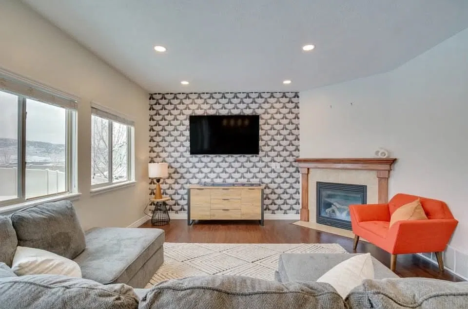 7 bed, 4.5 bath, 4800 sqft, $3,499 — Photo 4