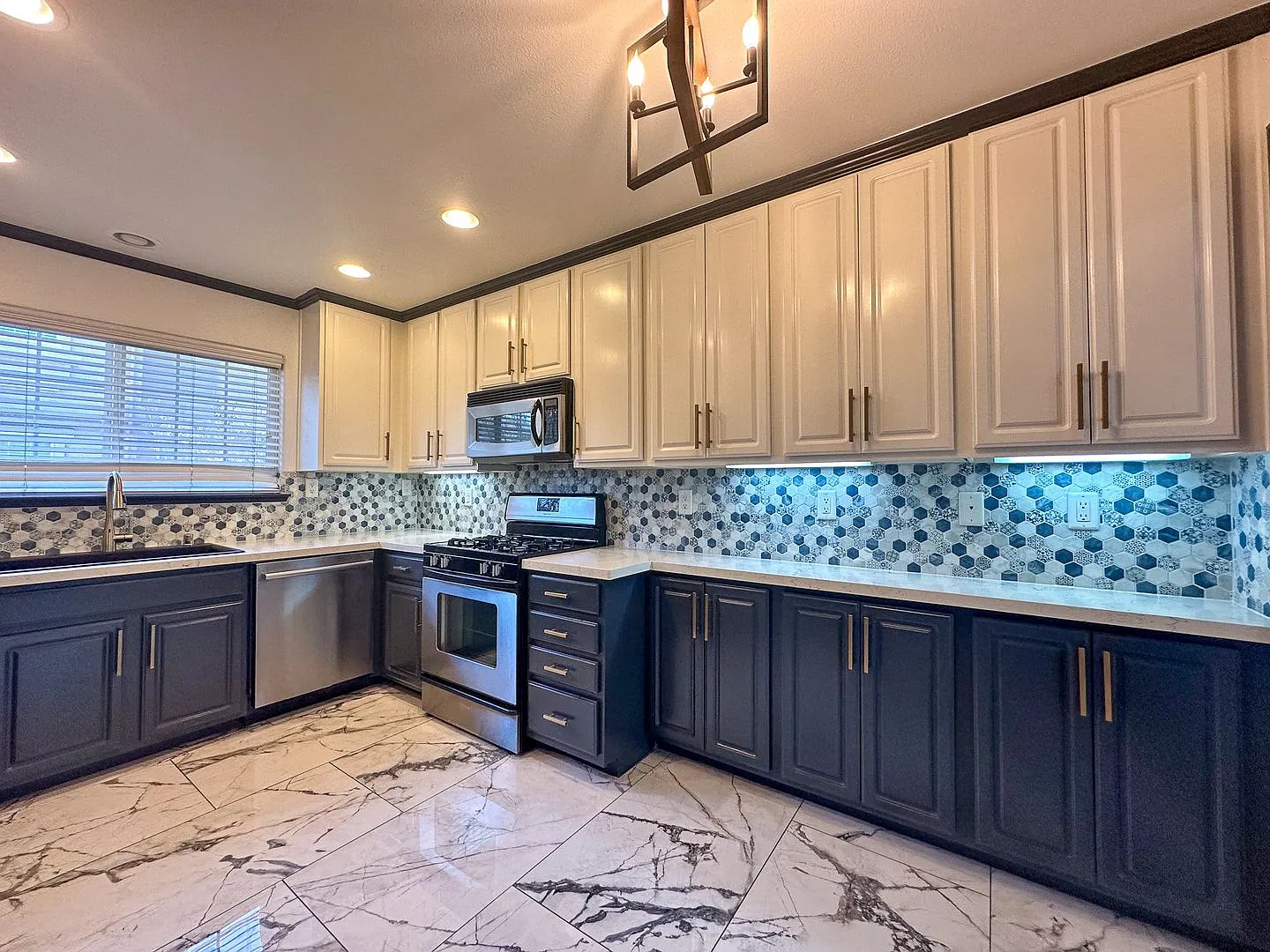 Gorgeous Sunnyvale Townhouse With Two Bedrooms Plus Office! — Photo 4