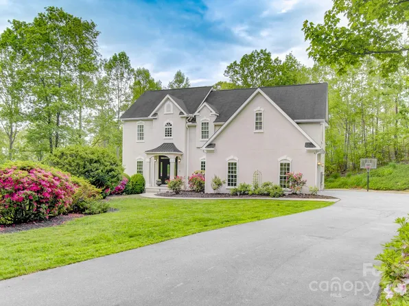 208 Bragg Ct, Hendersonville, NC 28792