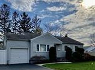 3 Wensley Rd, Plainview, NY 11803