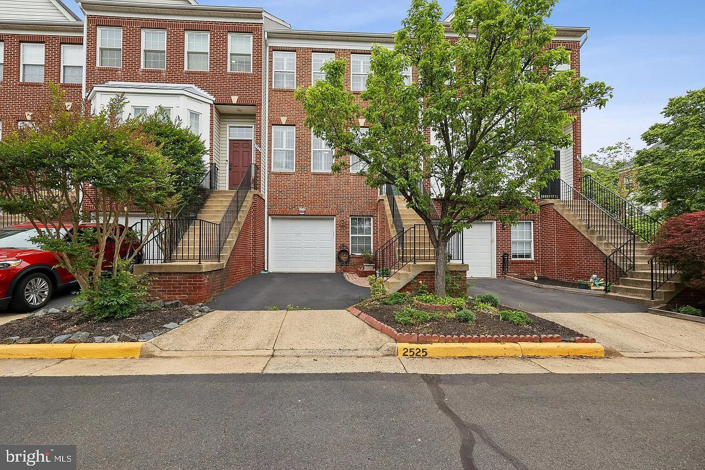 3 bed, 3.5 bath, 1850 sqft, $3,400 — Photo 2