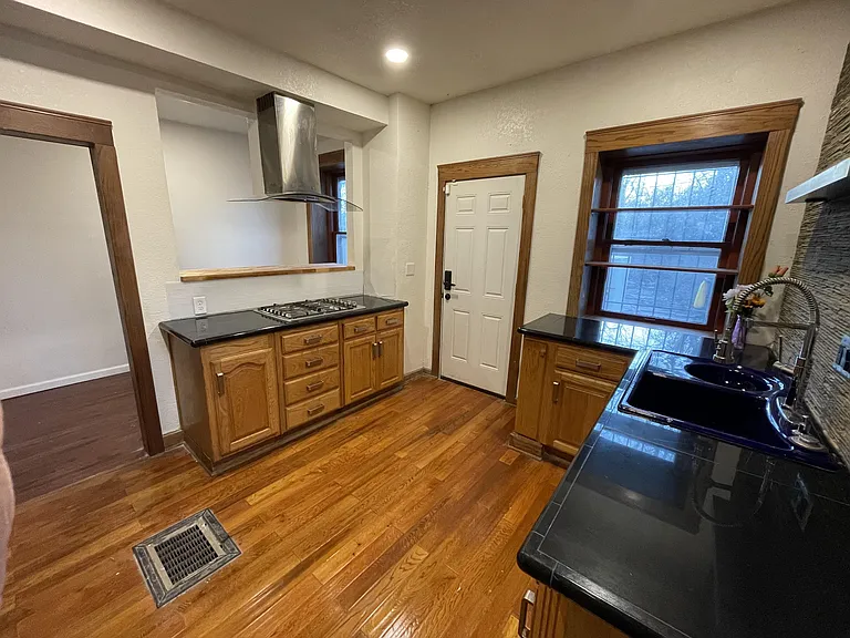 Huge kitchen & high-end appliances