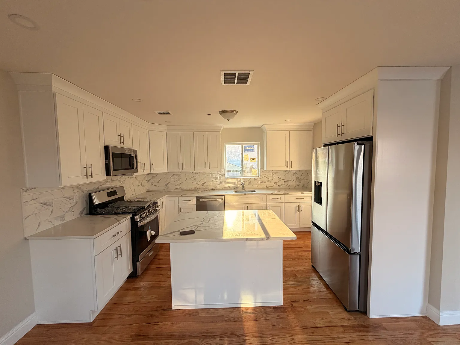 3 bed, 2.5 bath, 2223 sqft, $4,500 — Photo 2