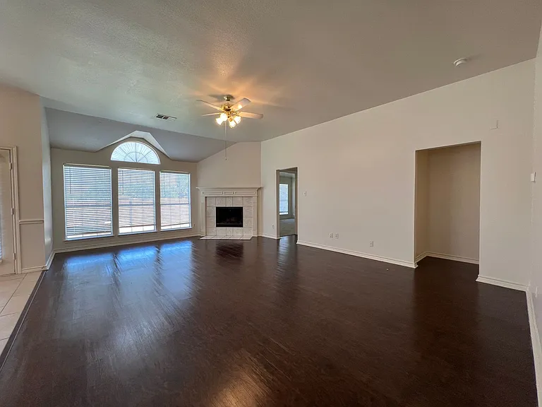 1141 Nickerson Ln — Photo 9