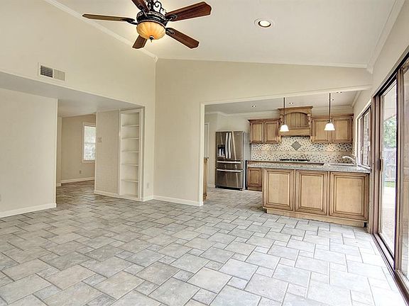 4th image of 902 Greenbriar Dr