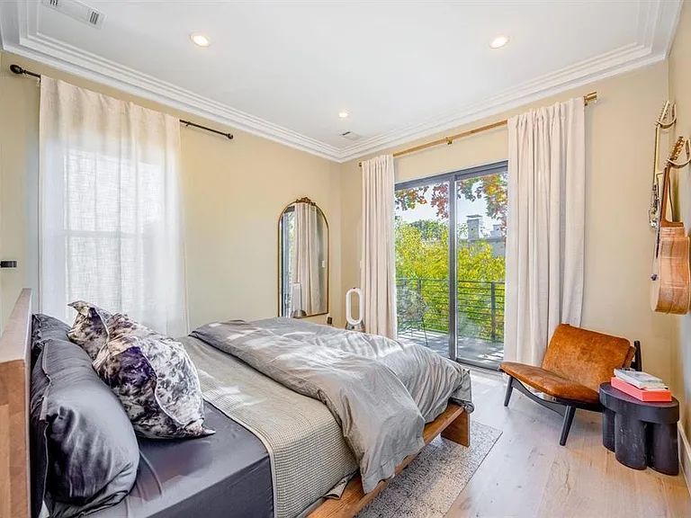 25 Waverly St #2 — Photo 9
