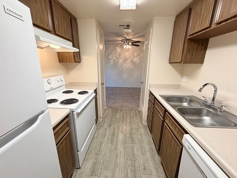 400 W Gettysburg Ave — Photo 41