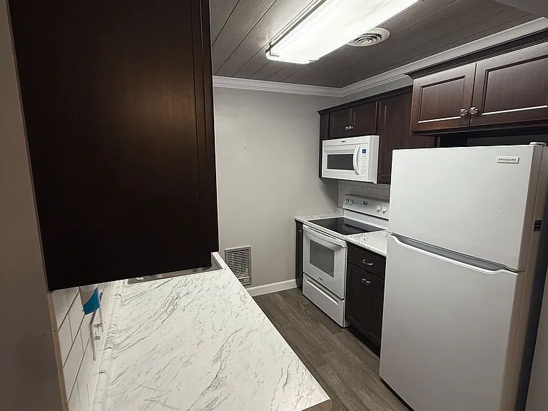 705 E Columbia St #15 — Photo 2