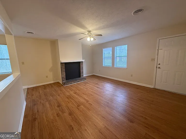 150 Essex Ct — Photo 3