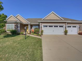 1811 Whisper Meadow Ln, Mahomet, IL 61853