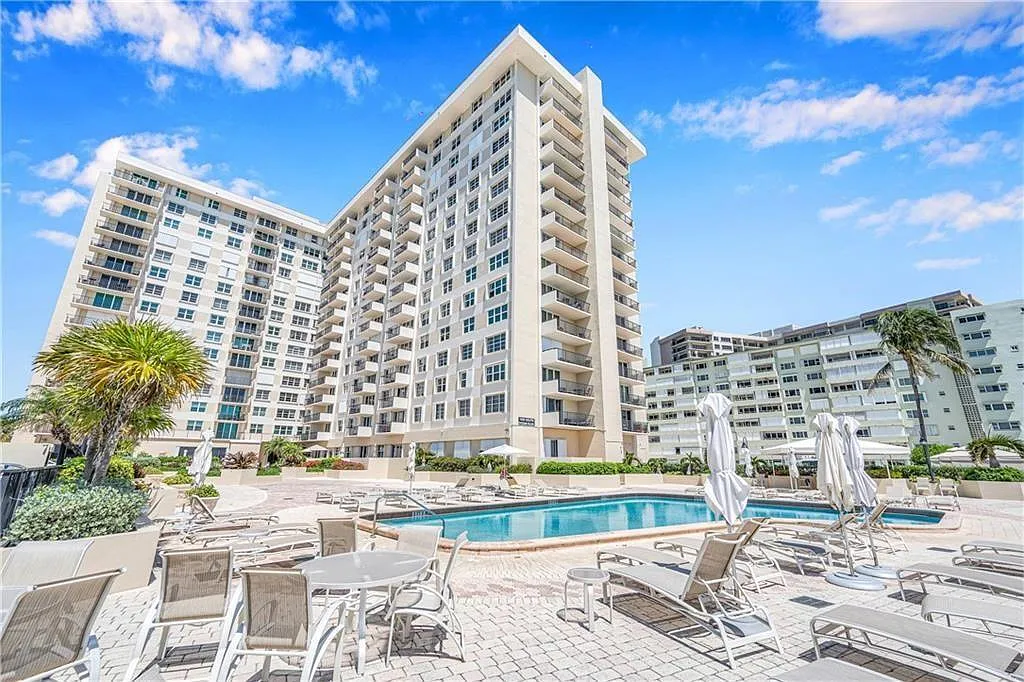 1 bed, 1.5 bath, 890 sqft, $3,150 — Photo 2