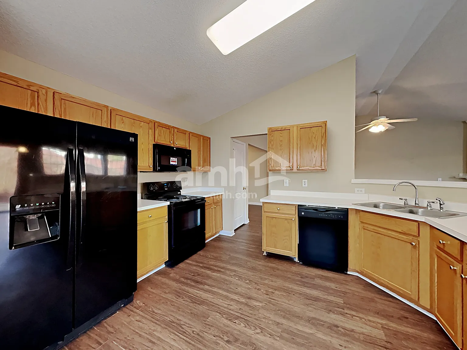 3 bed, 2.0 bath, 1817 sqft, $2,325 — Photo 4