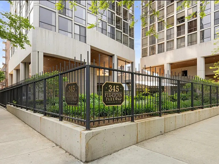 345 W Fullerton Pkwy — Photo 12