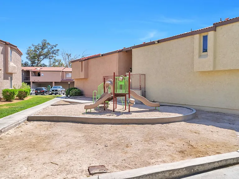 Valencia Apartments — Photo 10