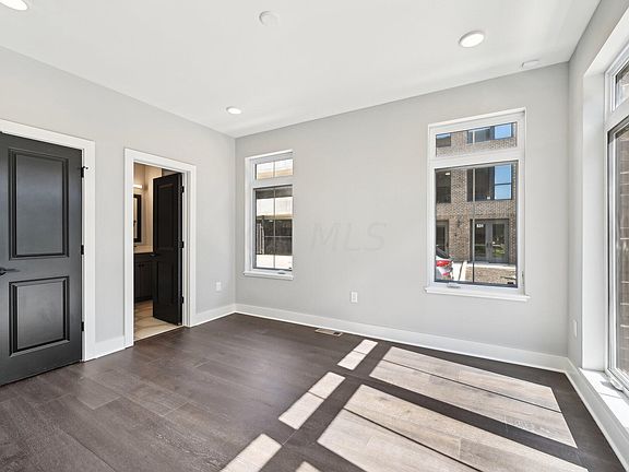 4th image of 516 Riverfront Ln