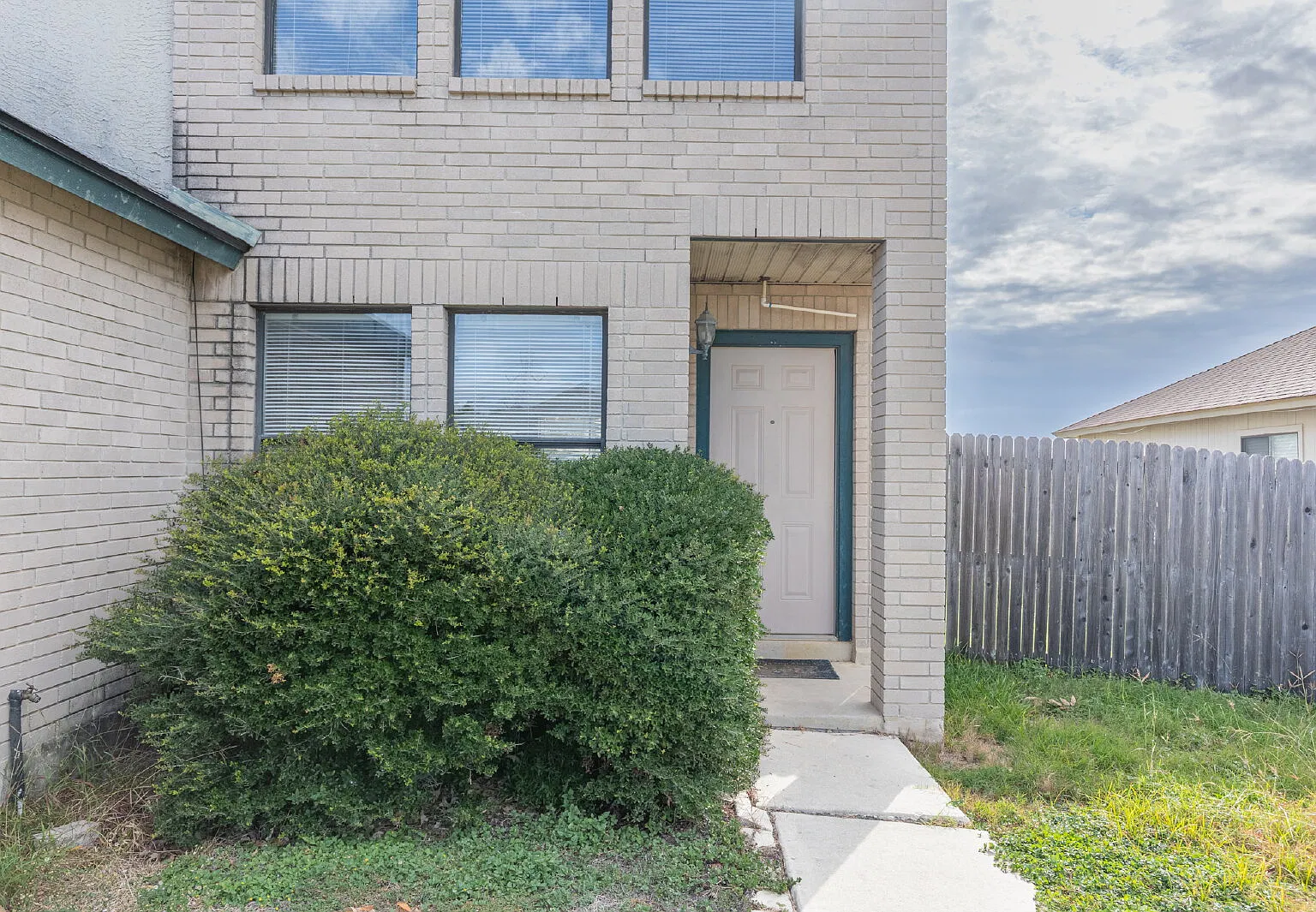 3 bed, 2.5 bath, 1698 sqft, $1,700 — Photo 3